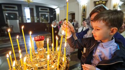 Православные верующие отмечают Преображение Господне - Яблочный Спас