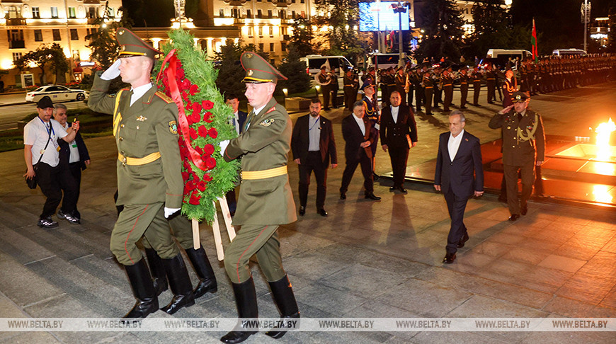 Президент Ирана возложил венок к монументу Победы в Минске