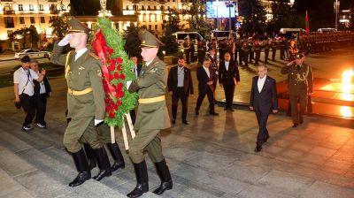 Президент Ирана возложил венок к монументу Победы в Минске