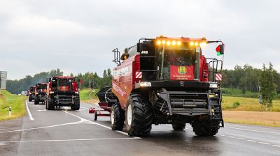 На помощь хлеборобам Витебского района прибывают комбайны из Могилевской области 