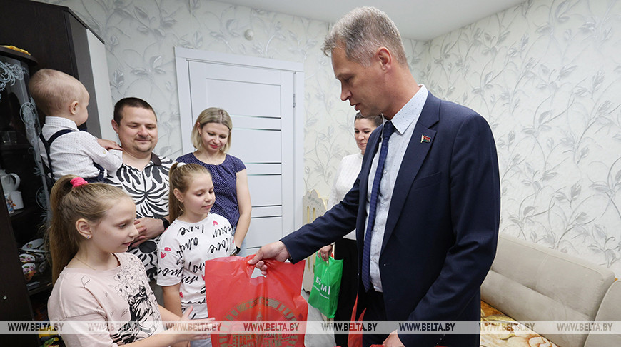 Подарки во время акции "В школу с добрым сердцем" получила многодетная семья из Витебска