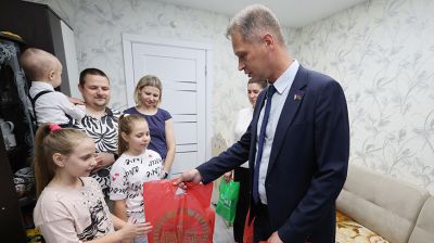 Подарки во время акции "В школу с добрым сердцем" получила многодетная семья из Витебска