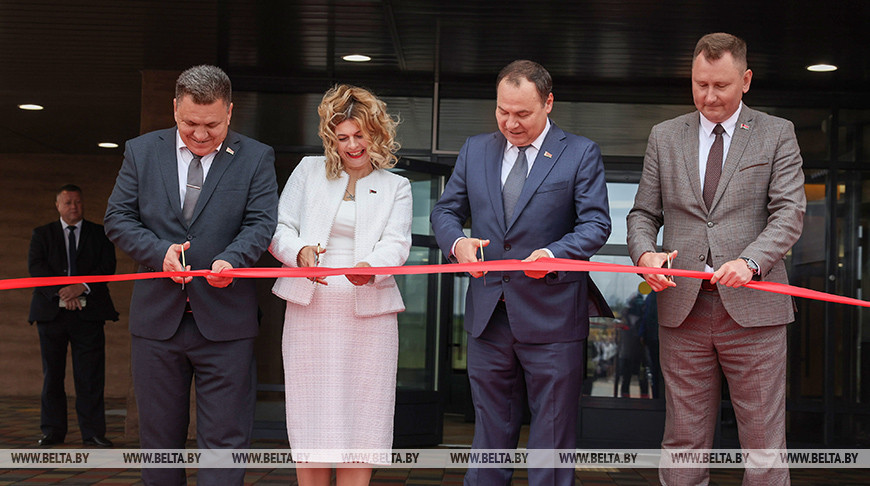 Современная и просторная. Новая школа в Боровлянах на 1 тыс. мест приняла первых учеников