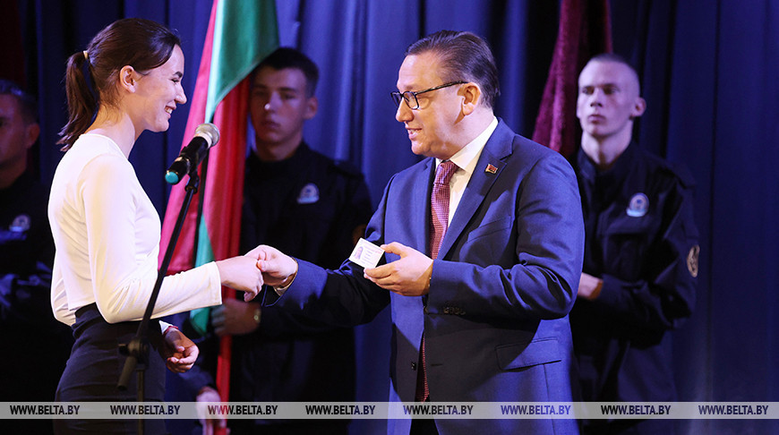 Профессия с большим сердцем. Перцов в Витебске вручил студенческие билеты будущим ветеринарам