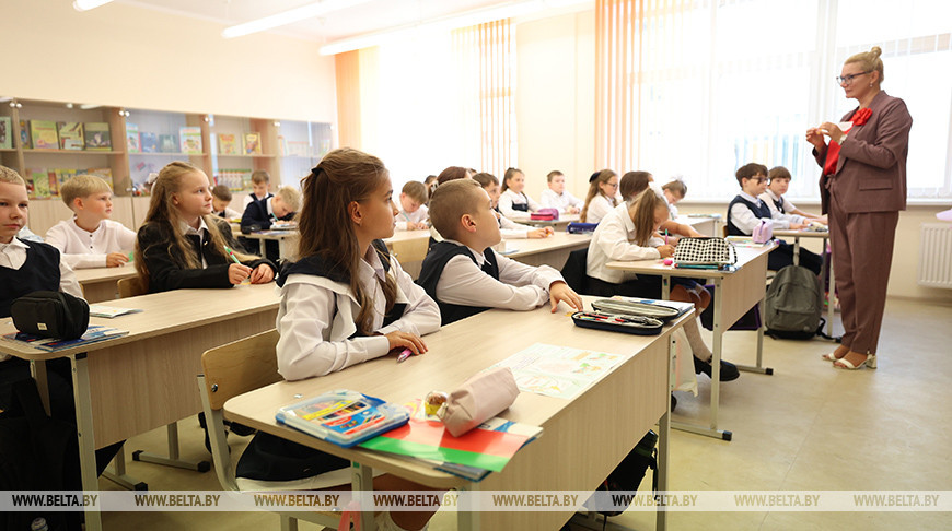 Железнодорожный класс и шикарная спортивная база. Новую школу открыли в Минске 