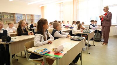 Железнодорожный класс и шикарная спортивная база. Новую школу открыли в Минске 