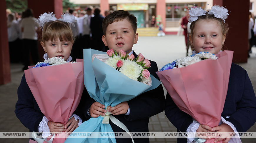 "В три раза более долгожданно и волнительно". В Минске в первый класс пошли тройняшки 
