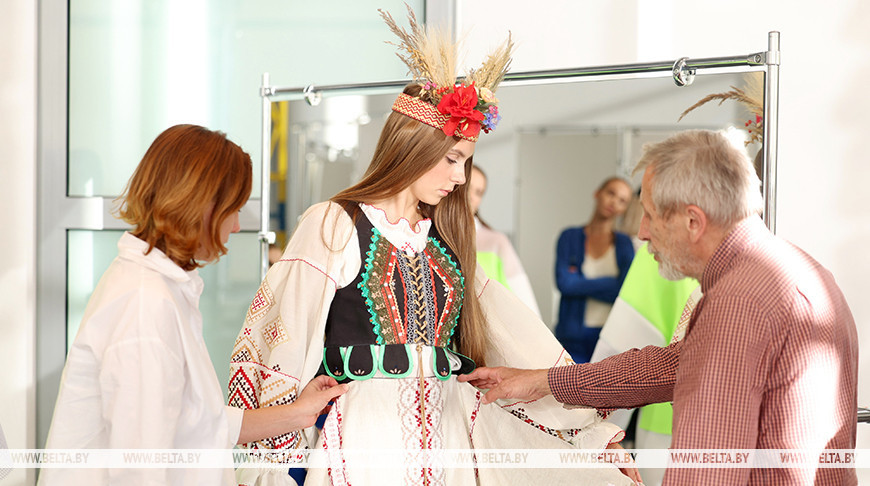 "Дизайн пока держим в тайне". Финалистки "Мисс Беларусь" примерили костюмы топ-10