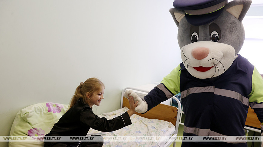 Поздравили с началом учебного года и напомнили о безопасности: милиционеры посетили детскую больницу в Бресте