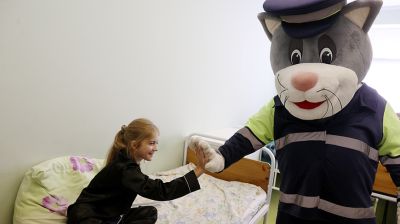 Поздравили с началом учебного года и напомнили о безопасности: милиционеры посетили детскую больницу в Бресте