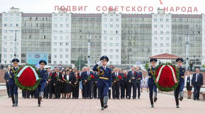 Парламентарии Беларуси и Узбекистана возложили цветы на площади Победы в Витебске