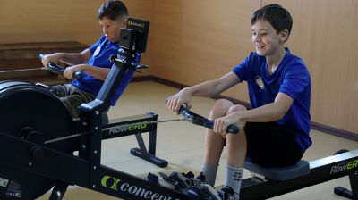 ФПБ подарила новые комбинированные гребные тренажеры для подготовки в Бресте юных спортсменов