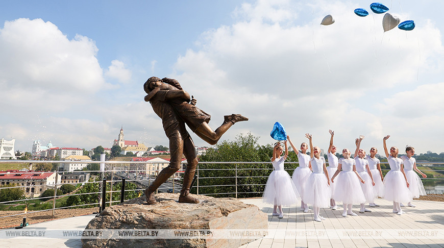 Город любви и место встреч. В Гродно открыли обновленный сквер на берегу Немана