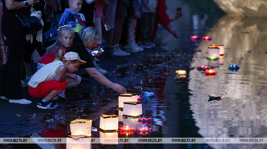 Чарующе и романтично. Фестиваль водных фонариков прошел в Гродно