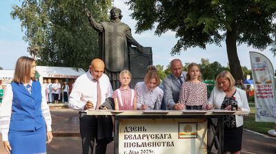 День белорусской письменности. В Лиде прошло открытие новой скульптуры, памятное гашение марки, презентации