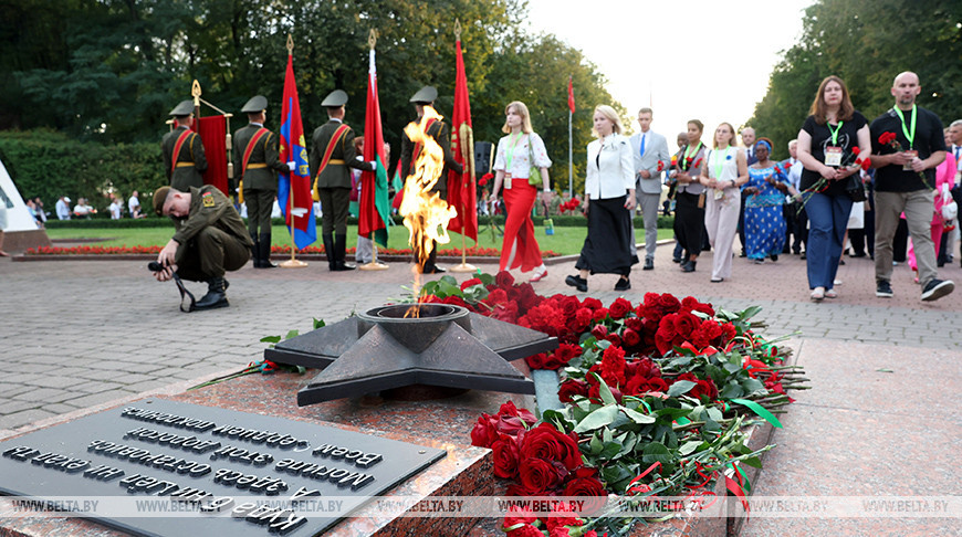 Участники Дня белорусской письменности почтили память защитников и мирных жертв ВОВ