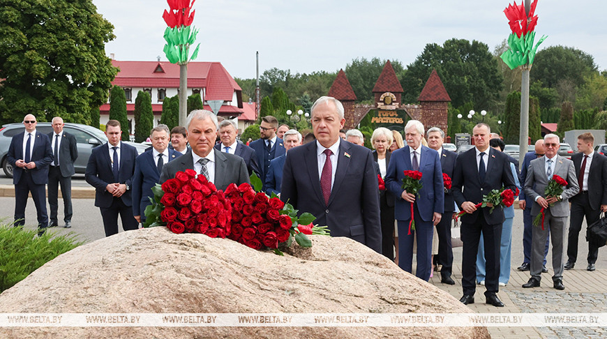 Сергеенко и Володин посетили мемориальный комплекс "Буйничское поле"