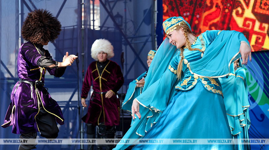 Аргентинцы, китайцы, грузины. Десятки национальностей презентовали свою культуру в центре Минска