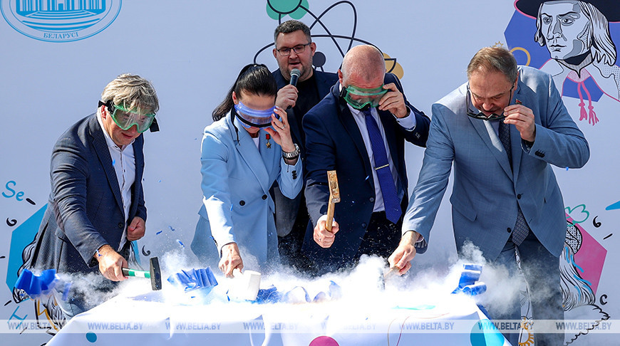 Рисование нефтью, приложение для молодых мам. В Минске прошел Фестиваль науки