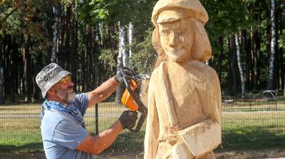 В Гомеле проходит первый в истории города фестиваль деревянных скульптур