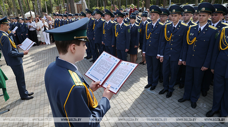 Около 180 молодых таможенников приняли присягу на "Партизанской криничке" под Гомелем