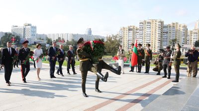 Торжественная церемония возложения цветов прошла у стелы "Минск - город-герой" 