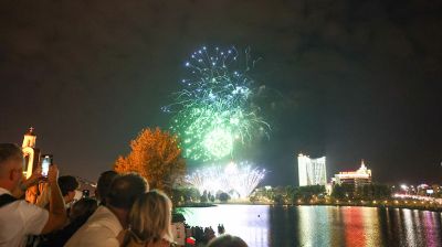 Праздничный фейерверк раскрасил небо в Минске в День города