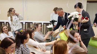 В Минске поздравили мам, родивших детей в День города 
