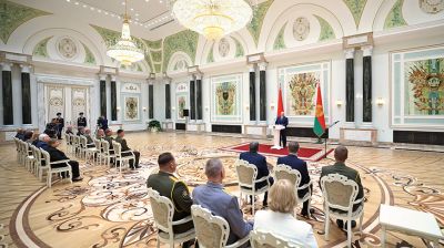 Лукашенко накануне Дня народного единства вручил госнаграды 