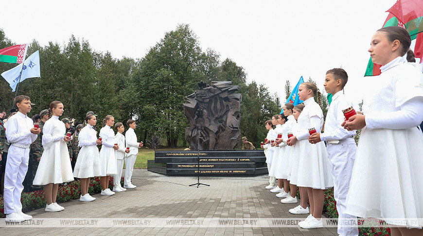 "Это был не лагерь, а фабрика смерти". В Тростенце открыли памятный знак жертвам геноцида 
