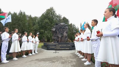 "Это был не лагерь, а фабрика смерти". В Тростенце открыли памятный знак жертвам геноцида 
