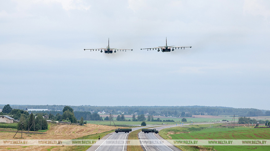 На учении "Запад-2025" военные самолеты посадили на автомобильную дорогу 