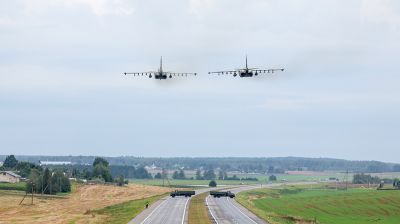 На учении "Запад-2025" военные самолеты посадили на автомобильную дорогу 