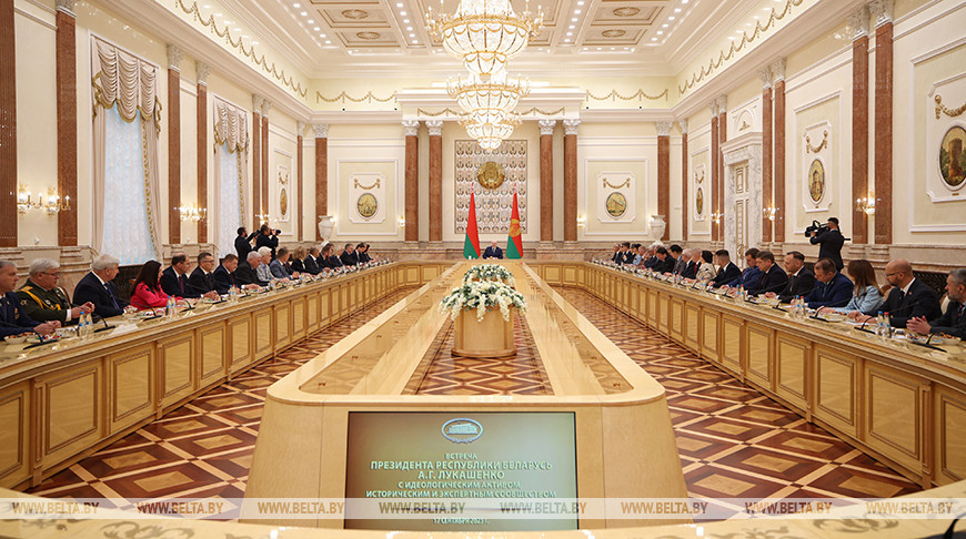 О смыслах Дня народного единства. Лукашенко проводит большую встречу с идеологическим активом и экспертами 