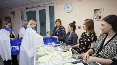 Родивших в День народного единства мам поздравили в Витебском областном роддоме