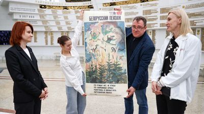 Участники медиатура "Дорогами Победы" презентовали Музею истории ВОВ копию уникального плаката