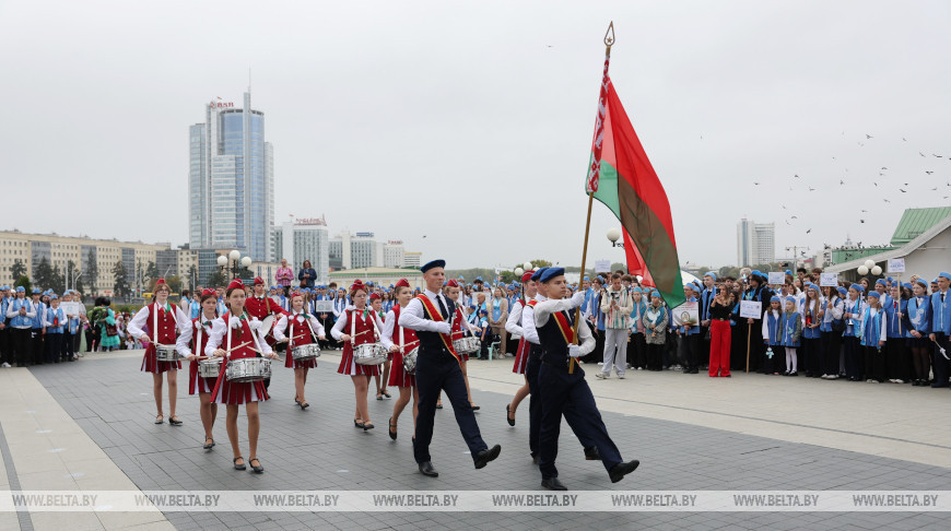 Сотни юных миротворцев собрались в центре Минска на линейку к Международному дню мира