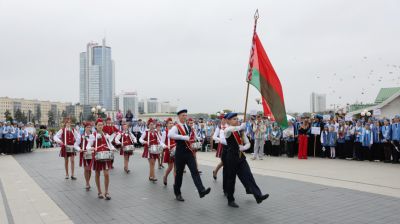 Сотни юных миротворцев собрались в центре Минска на линейку к Международному дню мира