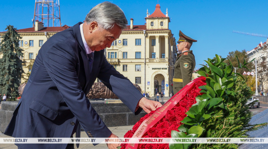 Член Посткома Политбюро ЦК КПК возложил венок к монументу Победы в Минске