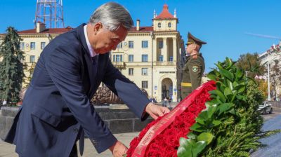 Член Посткома Политбюро ЦК КПК возложил венок к монументу Победы в Минске