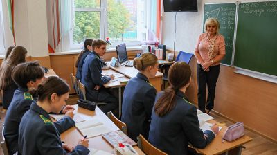 "Такое обучение дает большие возможности". Как в столичной гимназии готовят будущих таможенников 