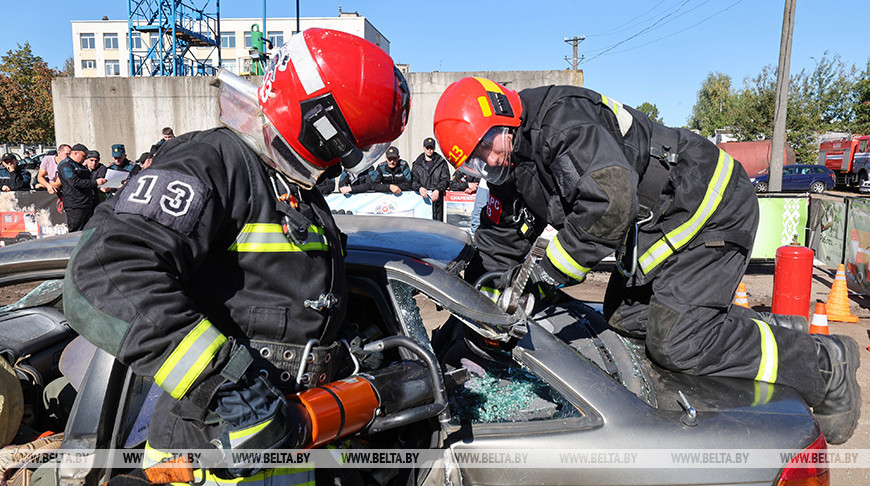 Соревнования спасателей по ликвидации последствий ДТП проходят в Минске