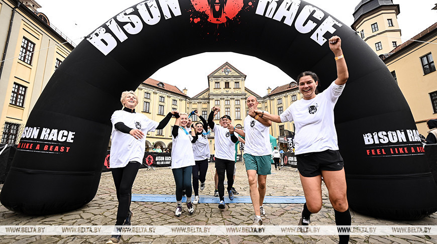 В Несвижском замке завершились соревнования по бегу с препятствиями Bison Race, собравшие 1500 участников всех возрастов