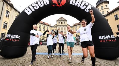 В Несвижском замке завершились соревнования по бегу с препятствиями Bison Race, собравшие 1500 участников всех возрастов