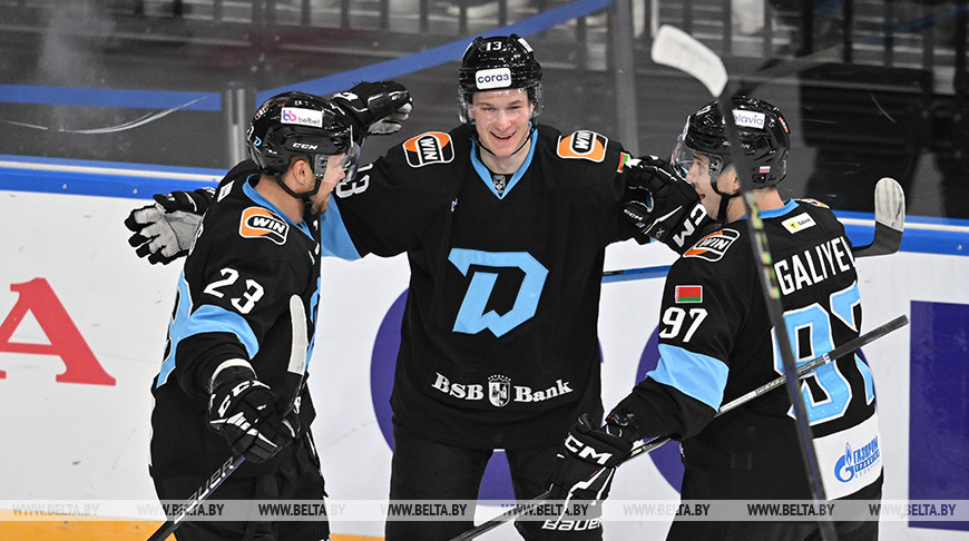 Хоккеисты "Динамо" обыграли "Локомотив" и продлили серию побед на родном льду