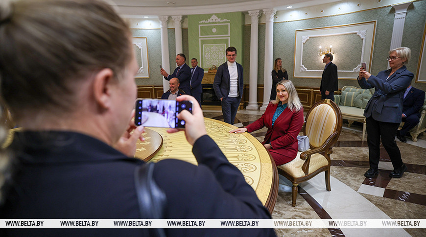 Дворец Независимости с экскурсией посетили сотрудники кондитерских фабрик и лизинговой компании