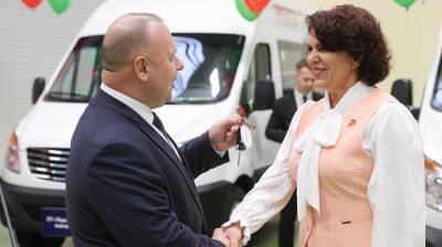 Ключи от микроавтобусов передали в соцучреждения страны 