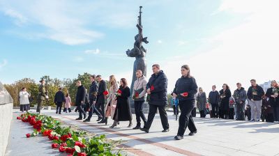 Губернатор Ульяновской области вместе с учащимися ульяновских школ возложил цветы к стеле "Минск - город-герой"