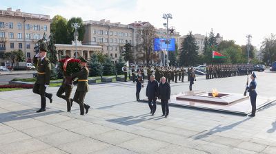 Заместитель председателя Совета Федерации России возложил цветы к монументу Победы в Минске