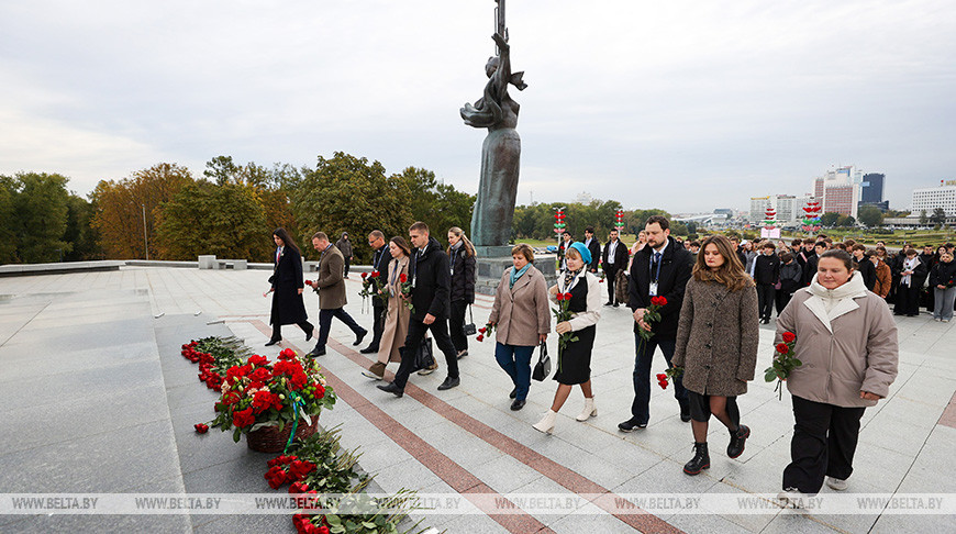 Участники молодежного форума СНГ и ЕАЭС возложили цветы к стеле "Минск - город-герой"